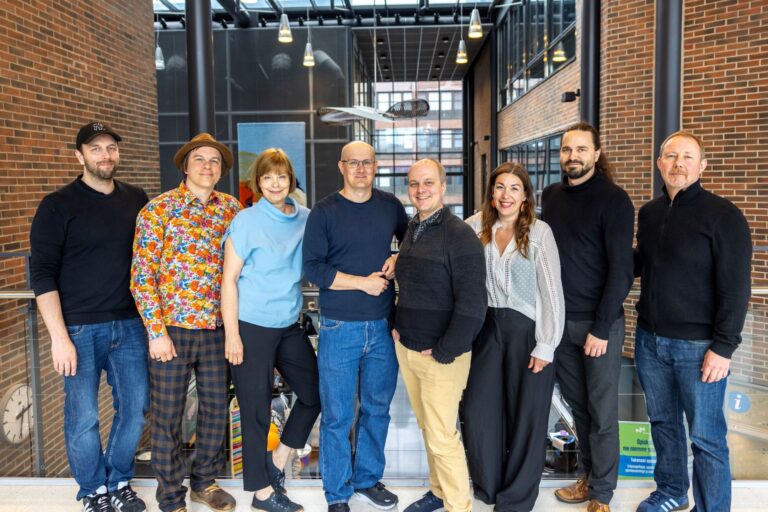 Riittääkö pizzaperjantai? Lähes miljoonan euron tutkimushanke selvittää yhteisöllisyyden tulevaisuutta digityössä