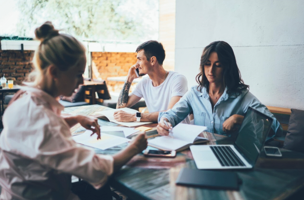 ihmisiä työssä yhdessä