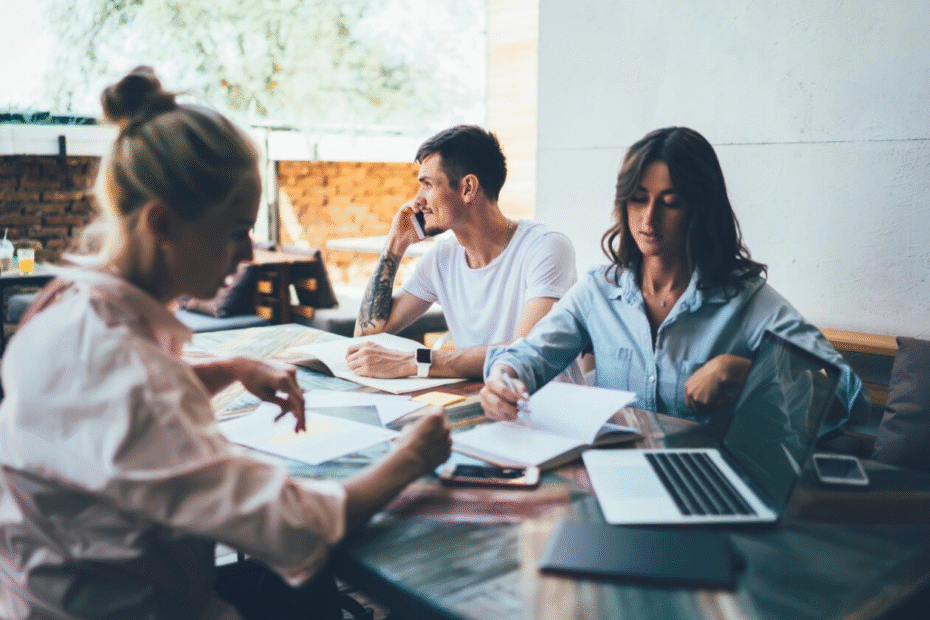 ihmisiä työssä yhdessä